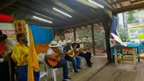 Grupo musical de cuerda del sainete tocando guitarras y bandola