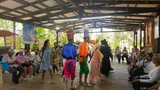 Personajes del sainete bailando frente al público sentado alrededor