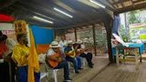 Grupo musical de cuerda tocando durante la representación